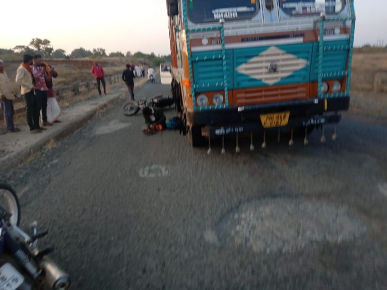 तेज रफ़्तार कंटेनर ने बाइक सवार युवक को रौंदा