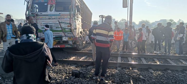 ट्रक की टक्कर लगने से दो युवकों की मौत, ट्रक टक्कर मारते हुए रेलवे ट्रैक में जा घुसा