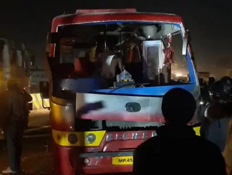 यात्रियों से भरी बस पलटी, 3 की मौत, 10 घायल