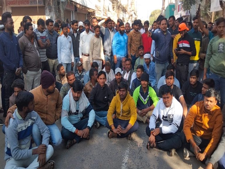 पार्षद की पीट-पीटकर बेरहमी से हत्या, परिजनों ने थाने के बाहर लगाया जाम