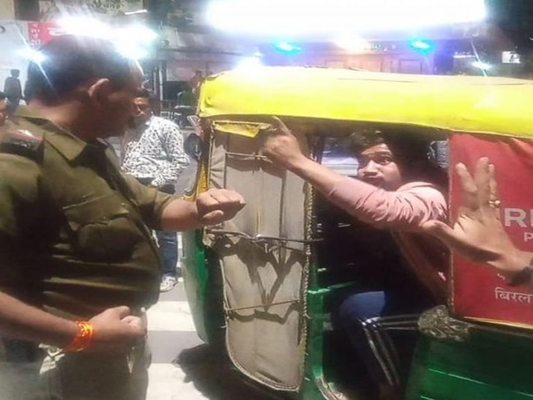 सिरफिरे नशेड़ी ने पिस्टल छीनकर पुलिसकर्मियों की मारपीट