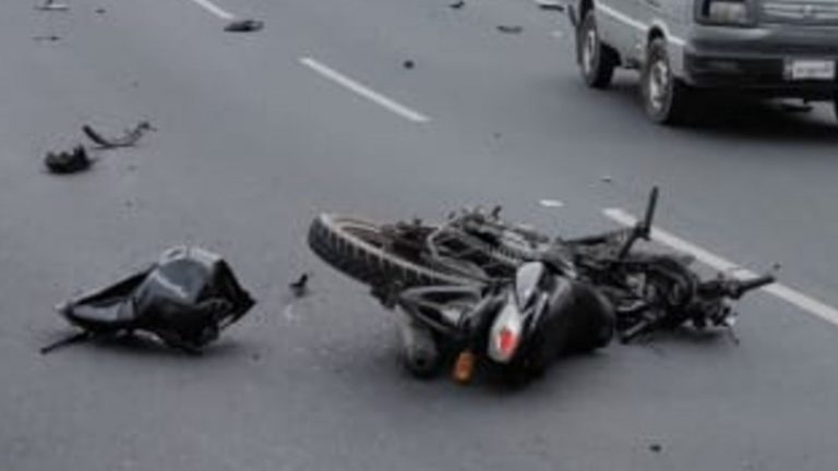 बाइक और स्कूटी में आमने-सामने की भिड़ंत में हवा में उछाल कर गिरी बाइक