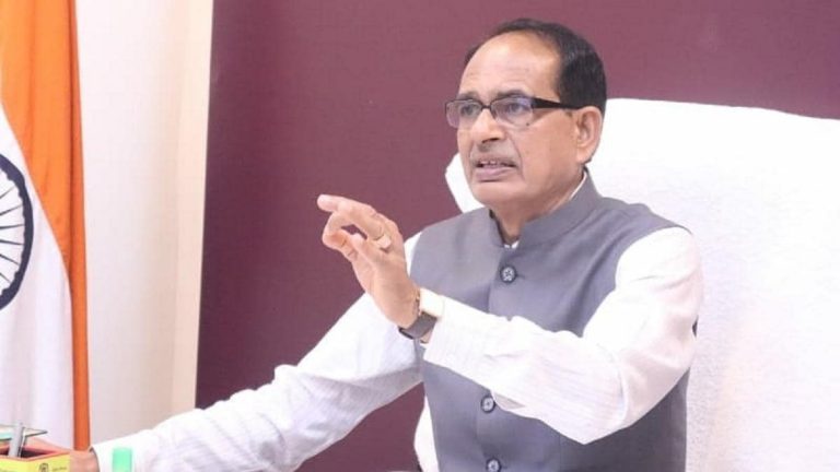सीएम शिवराज ने CMHO और CEO को मंच से किया सस्पेंड