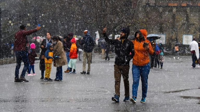 पहाड़ों पर बर्फबारी होने से बढ़ी सर्दी, इन रज्जों में बारिश के आसार 