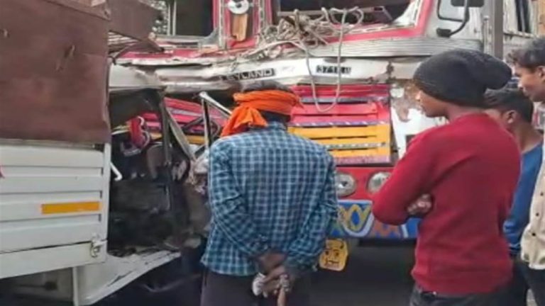 ट्रक और पिकअप में भिड़ंत, दो लोगों की मौत