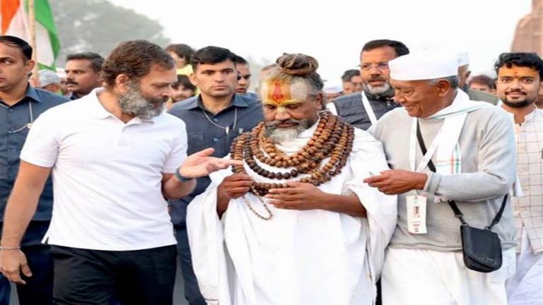MP में राहुल गांधी की भारत जोड़ो यात्रा में शामिल हुए कम्प्यूटर बाबा