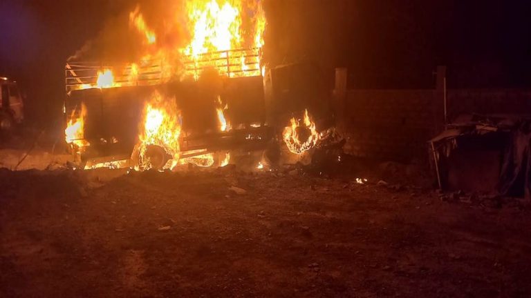 ट्रक और कार में जोरदार भिड़त, काम सवार दो लोग जिंदा जले