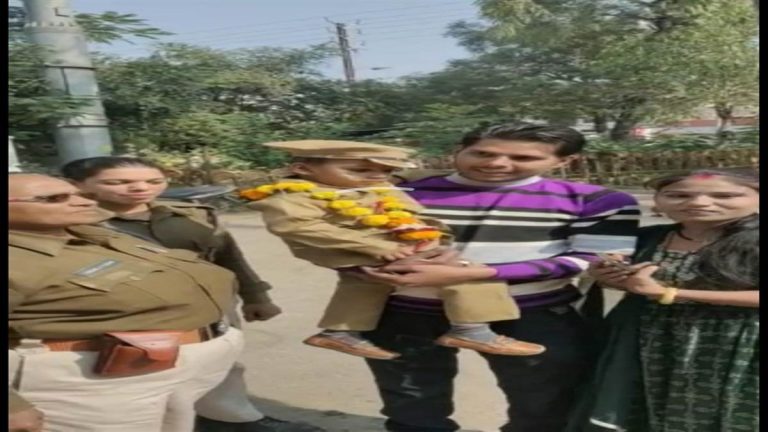 पुलिस थाने में पुलिसकर्मियों ने बनाया छोटे सिंघम का बर्थडे 