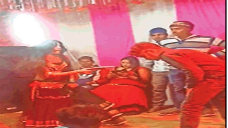 बर्थडे पार्टी में युवतीयों ने देसी कट्टा लहराते हुए किया ऐसा डंसा
