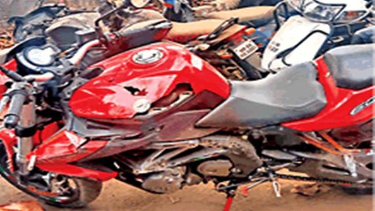 स्पोर्ट्स बाइक फिसलने से बाइक चालक की मौत