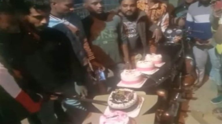 शराब पीकर बीच सड़क पर गुंडों ने मनाई बर्थडे पार्टी, काटा तलवार से केक