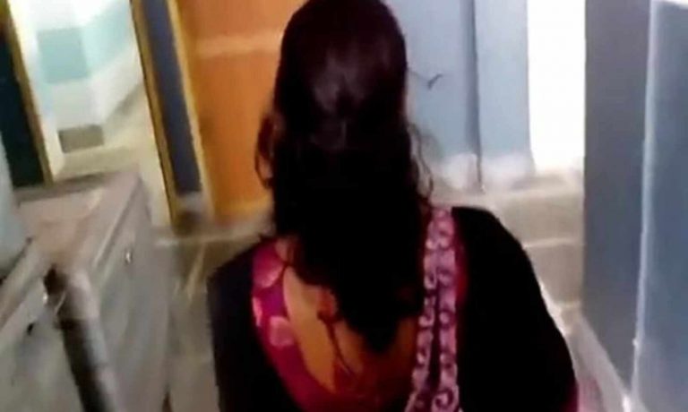 घर में अकेली किशोरी के साथ युवक ने की अश्लील हरकत