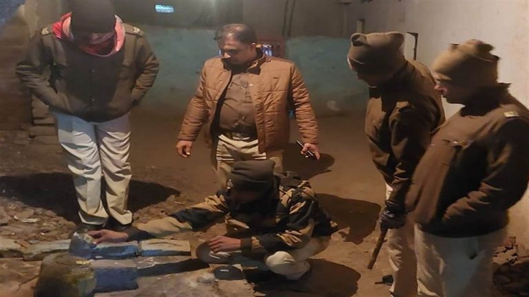 पीपल के पेड़ के नीचे रखी भगवान शिव की मूर्ति युवक ने तोडी