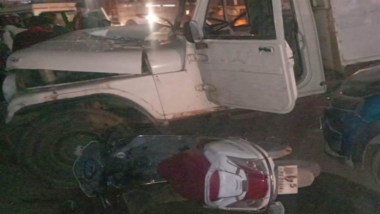 पिकअप की टक्कर से दो स्कूटी सवारों की मौत