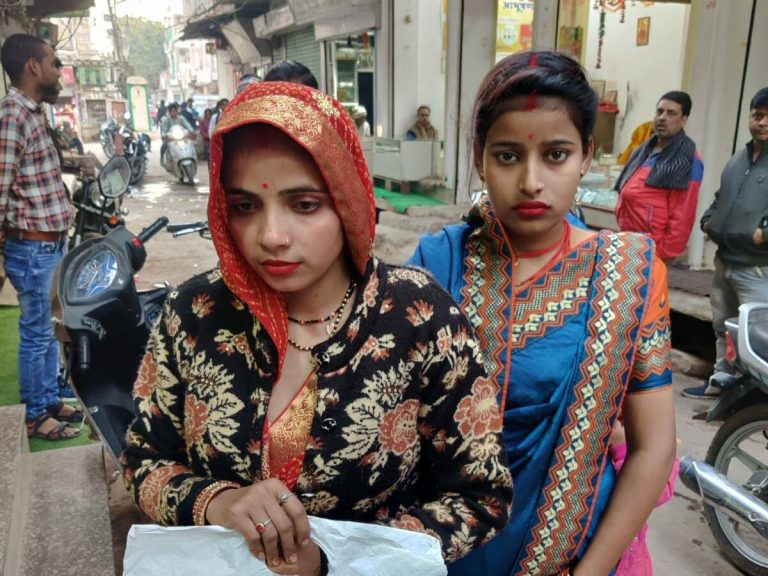महिला की पन्नी में ब्लेड मारकर जेवर से भरा बैग चोरों ने किया पार