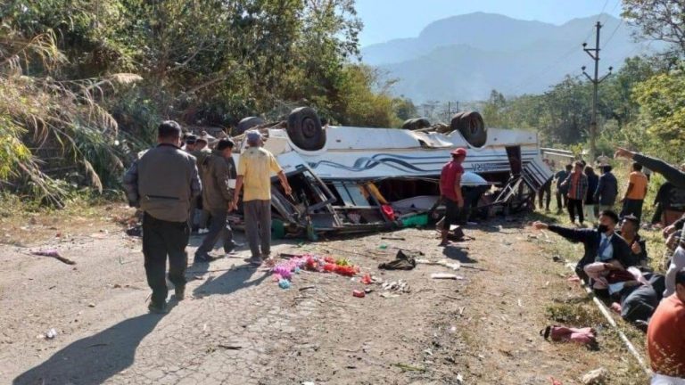 स्कूल के बच्चों से भरी बस पलटी, कई छात्रों के मरने की आशंका