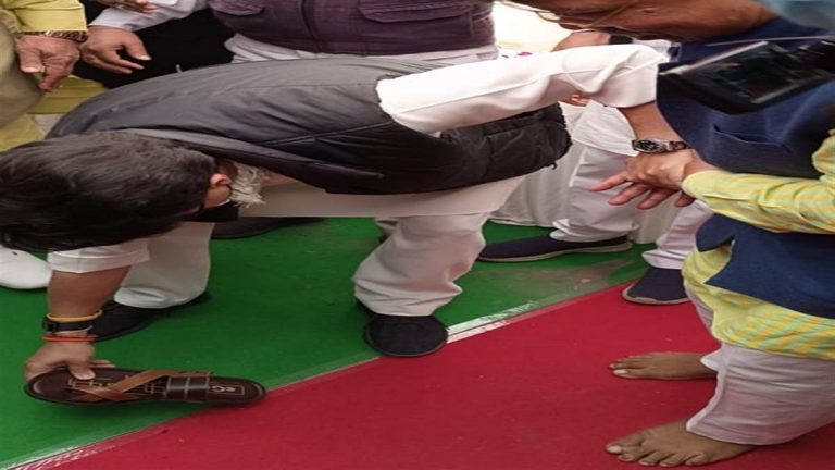 केंद्रीय मंत्री सिंधिया ने अपने हाथों से पहनाई ऊर्जा मंत्री को चप्पलें