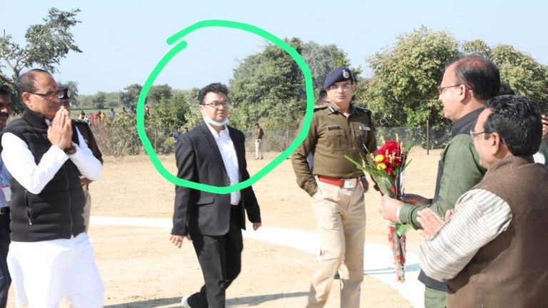CM शिवराज ने कलेक्टर और तहसीलदार को हटाया