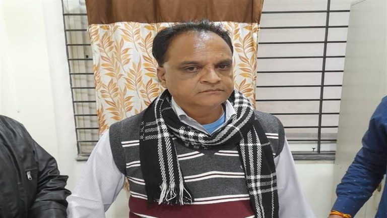 लोकायुक्त ने रिश्वत लेते तहसीलदार के बाबू को किया गिरफ्तार