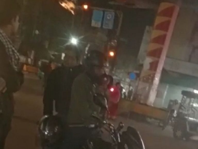 नशे में चकनाचूर पुलिसकर्मियों का वीडियो वायरल