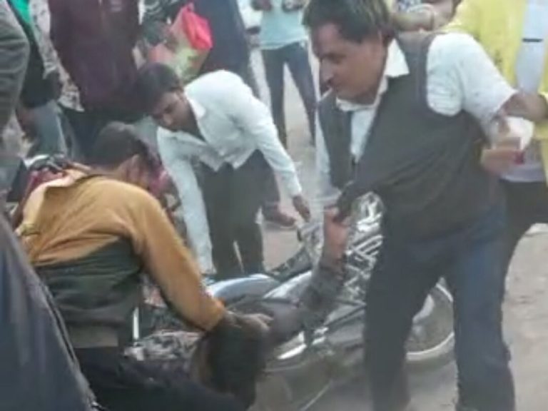 रिश्वत के आरोप की लेकर बीच बाजार में पटवारी की जमकर की पिटाई