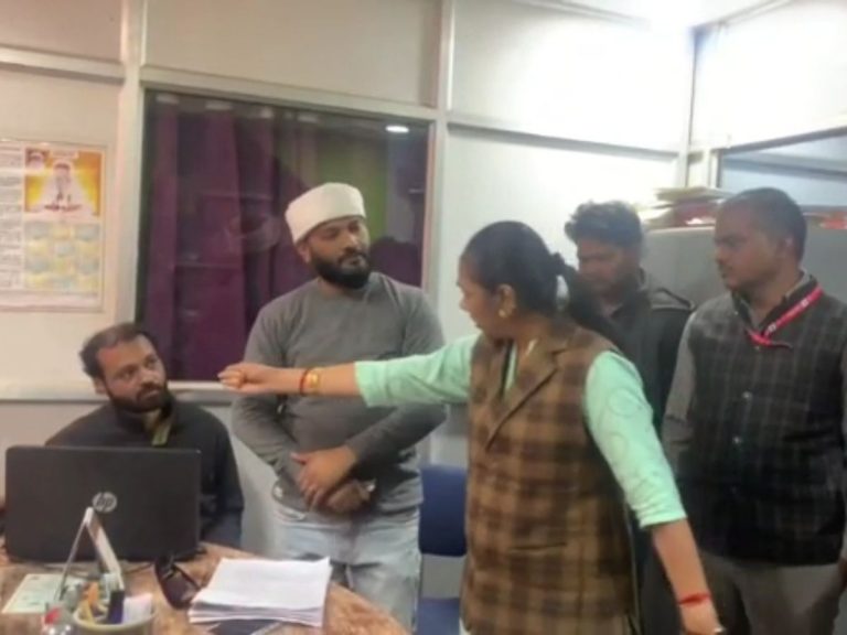रिश्वत मांग रहे कर्मचारी की विधायक रामबाई ने दबंग अंदाज में लगाई फटकार