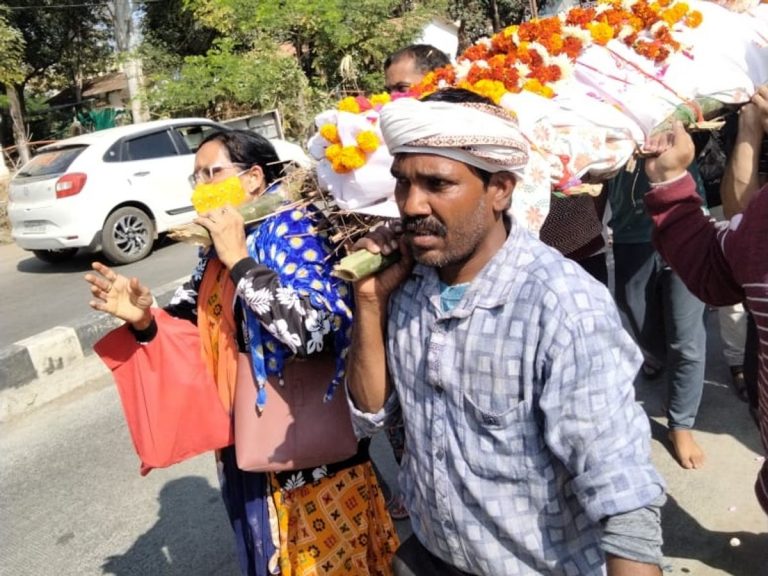 अपने बुजुर्ग पिता को बेटी ने दिया कंधा, बेटियों ने निभाई ये परंपरा