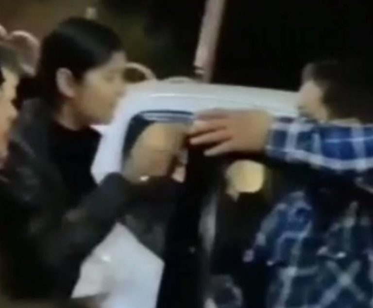 युवतियों ने सड़क पर किया जमकर हंगामा, ड्राइवर ने की ये हरकत