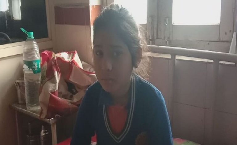 शादी की खुशी में दूल्हे ने दुल्हन के सामने चलाए पटाखे, तो बच्ची हुई घायल