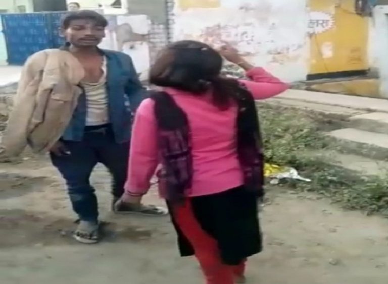 पत्नी को दूसरे युवक के साथ देख पति भड़क, सड़क पर ही की मारपीट