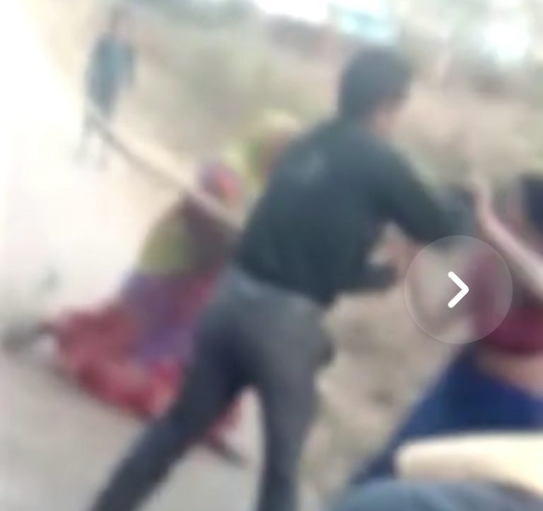 बीच सड़क पर महिला को लाठी-डंडों से जमकर पीटा