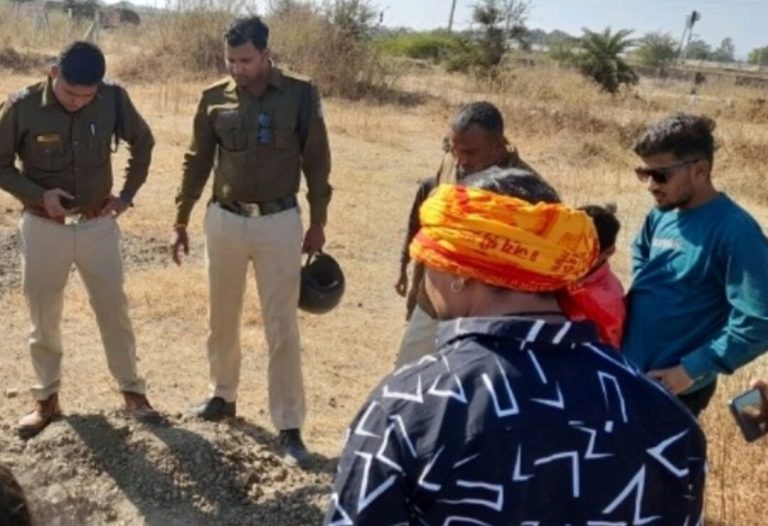 जिंदा बच्चे जमीन में गड़े होने की सूचना से मचा हड़कंप