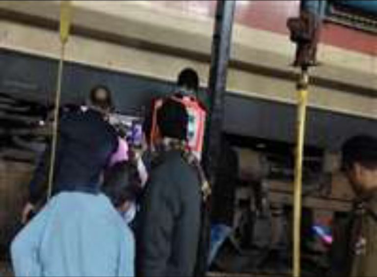 ट्रेन की जाली में फसी मिली इंसान की जली हुई खोपड़ी, फैली सनसनी