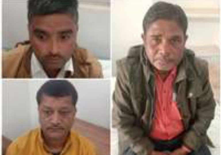 लोकायुक्त टीम ने पटवारी और आरआई को 7 हजार की रिश्वत लेते पकड़ा 