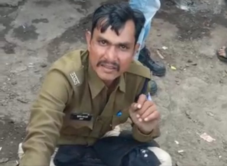 नशे में धुत कॉन्स्टेबल ने वर्दी उतार फेंकी, तो राहगीर ने मारा तमाचा