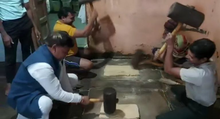 गजक का नाम कांग्रेस है, तो मंत्री जी ने कूट दी गजक