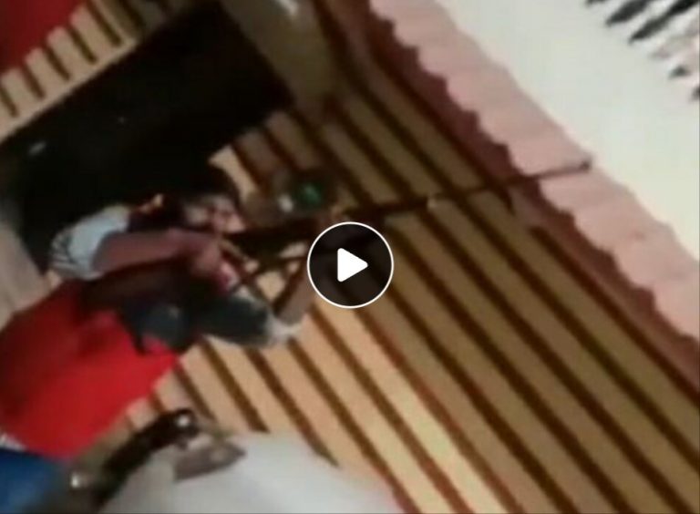 बर्थडे पार्टी में बीच सड़क पर केक काटकर की फायरिंग