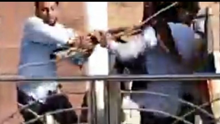 दो पक्षों में गाय बांधने को लेकर जमकर चले लाठी-डंडे