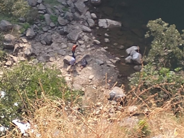 झरने में नहाने के दौरान गिरा युवक, हजारों फीट नीचे गिरने के बाद भी ऐसे बची जान