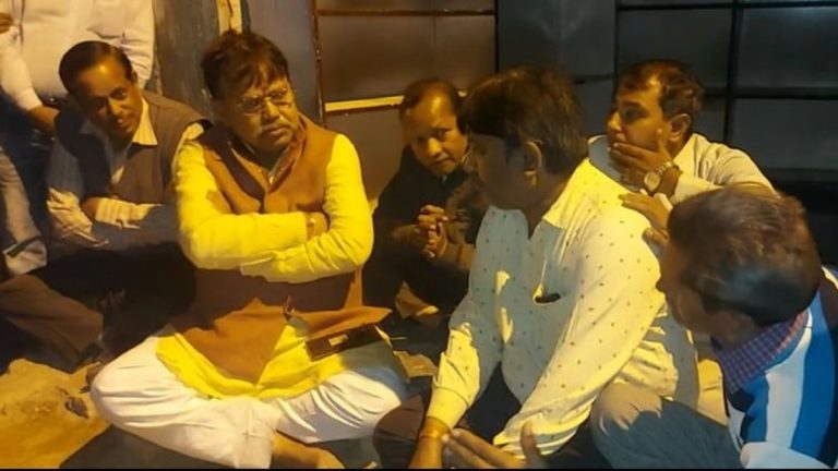मंत्री घर छोड़ सड़क पर गुजारी रात, तंबू के नीचे किया ये काम