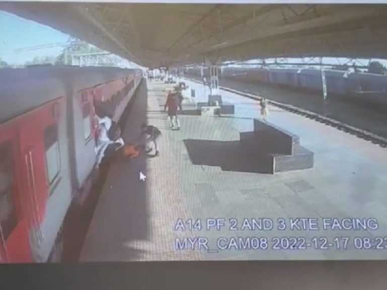 ट्रेन में चढ़ रहे यात्री का फिसला पैर, ऐसे बची जान