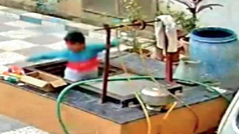 खेलते खेलते अचानक कुएं में जा गिरा 7 साल का मासूम बच्चा