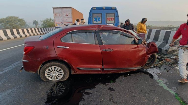 तेज रफ्तार कार अनियंत्रित होकर पुलिया से टकराई, तीन की मौत