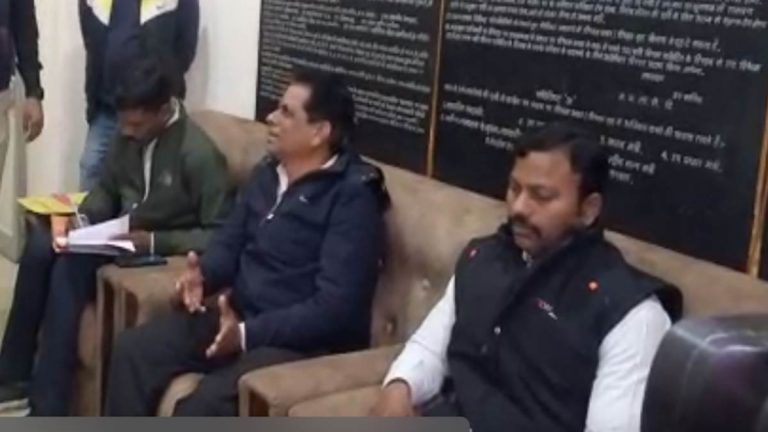 लोकायुक्‍त टीम ने आयुक्‍त कार्यालय कर्मचारी को रिश्वत लेते पकड़ा