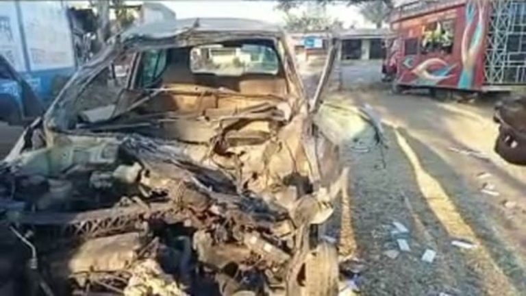 भीषण सड़क हादसे में 4 लोगों की हुई मौत, तीन लोग हुए घायल