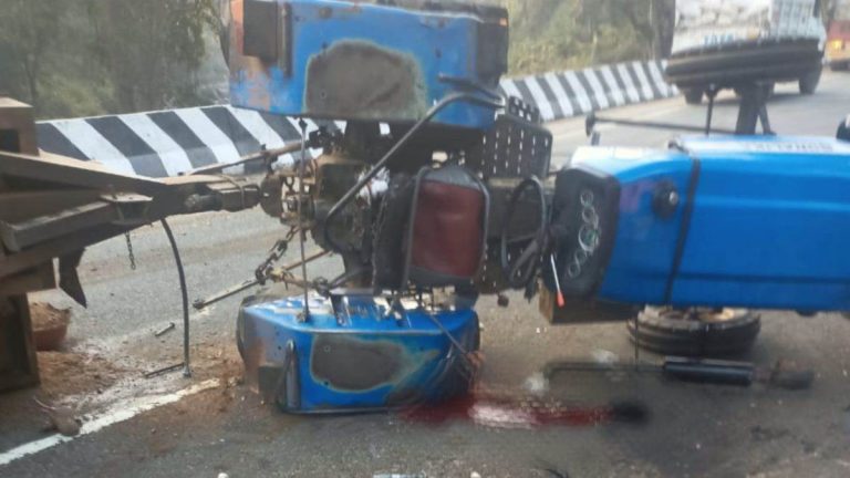 रेत से भरी ट्रैक्टर ट्राली पलटी, 2 की मौत, दो घायल