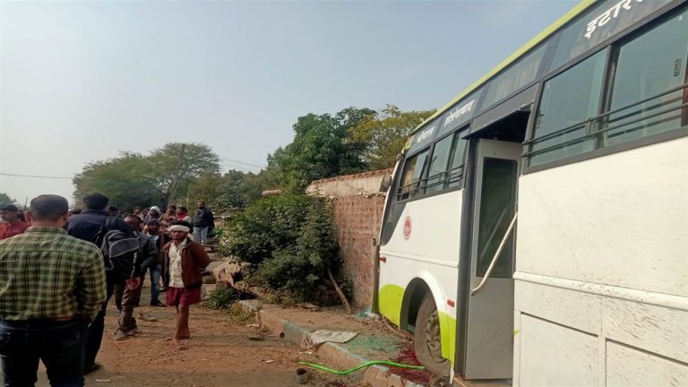 बारातियों से भरी बस ने बाइक सवार दो लोगो को रौंदा, दो की मौत, दस घायल