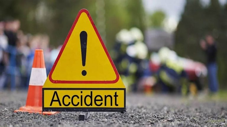 वाहन में धक्का लगा रहे लोगों को पीछे से आ रहे ट्रक ने रौंदा, 3 की मौत 