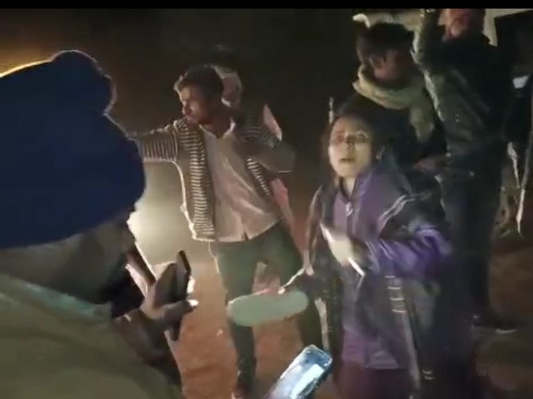 पंचायत अध्यक्ष ने कॉन्स्टेबल को चप्पल से पीटा