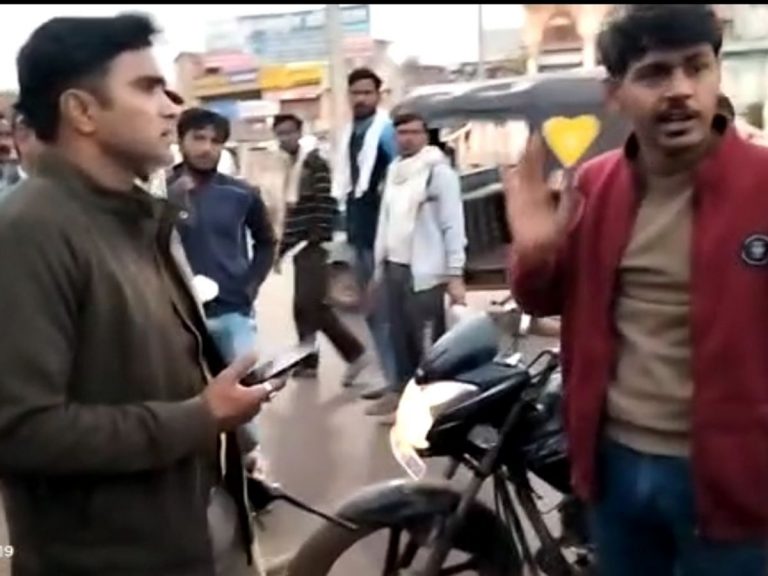 सांसद के केपी यादव के प्रतिनिधि का कटा चालान, तो किया थाने का घेराव
